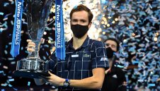 Медведев грабна трофея в Лондон