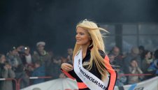 Прелестната Вероника стяга куфарите за Китай