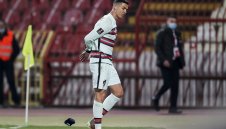 Уникално: Захвърлената от Роналдо лента на търг в Белград