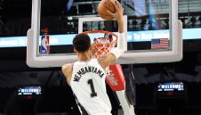 Детето чудо Уембаняма с кошмарен дебют за Сан Антонио