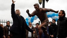 Подмазват се на Меси със статуя и кампания "Не си тръгвай" + ГАЛЕРИЯ
