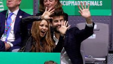 Тъжният Пике се самобичува с песен на Шакира + ВИДЕО