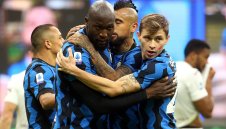 Видал каза защо целуна емблемата на Юве