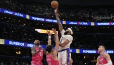 Веждата избухна с 55 точки, Лейкърс с нова победа