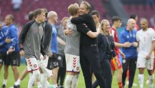 Не пипай суитшърта! Цяла Дания мечтае заради... дупка + СНИМКИ