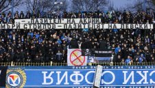 Сираков скочи на част от феновете на Левски: Бомбите и плакатите не ме плашат!