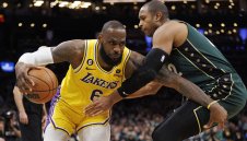 Бостън подчини Лейкърс в дербито, Ембийд взе битката с Йокич