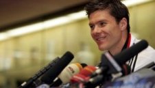 Шаби Алонсо иска съвсем да вгорчи живота на Алекс Фъргюсън