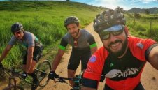 Уникално: Бивш национал на Бразилия изминава с колело 600 км.