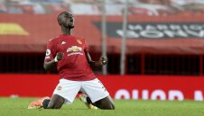 Защитник с нов договор на "Олд Трафорд"