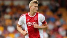 Юнайтед изкушава Де Лихт с голяма заплата