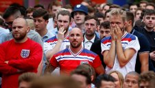 Разследват англичани за нацистки поздрави на световното