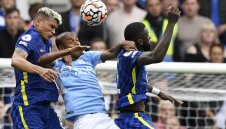 Дерби: Челси гони последния влак към титлата днес