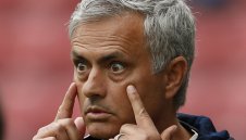 Моуриньо отказа да разпише тениска на Челси + ВИДЕО