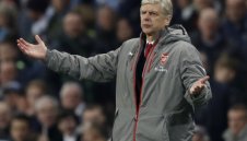 Арсен Венгер все още отказва да адаптира тактиката си