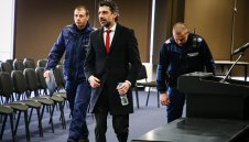 Какво става с конгреса? Полиция нахлу в НДК