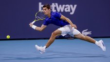 Новата сензация Алкарас видя сметката на Циципас в Маями