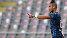 Скандал във Франция: Фенове нахлуха на терена и се биха с футболисти + ВИДЕО