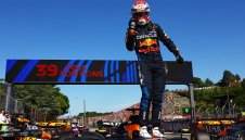 Макс удържа Ландо и спечели на "Имола" с по-малко от секунда аванс