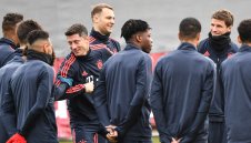 Байерн преподписва със "звездни старчета"