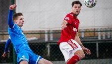 Стойчо Младенов забива крило на пейката