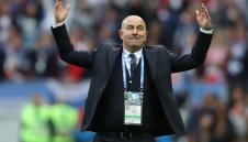 Руският селекционер изхвърчал от пресконференцията заради Путин