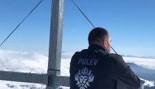 Студът не го плаши: Кобрата легна гол в снега + СНИМКА