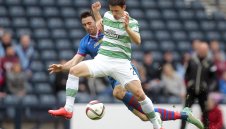 Рома опипва почвата около Сашко Тонев 