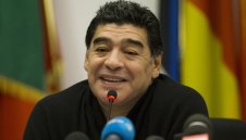 Марадона скандализира: Натупа гаджето си + ВИДЕО