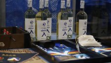 Левски финтира феновете в магазина