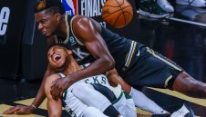 Атланта удари Милуоки без Трей, Янис се контузи