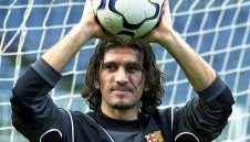 Коронавирус: Бивш вратар на Барса е в критично състояние