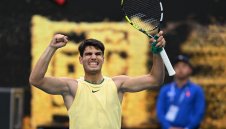 Алкарас загуби сет, но продължи в Мелбърн