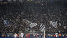 Легендарен клуб продължава да пропада, стигна се до бой между феновете