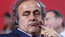 Платини се ядоса, почва ги с жалби