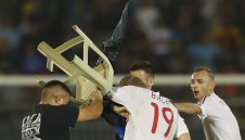 Футболна война в Сърбия + ВИДЕО и СНИМКИ