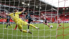 Бамфорд пак герой за Лийдс