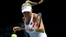 Кербер закла Агниешка и е на финал в Сингапур