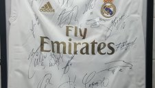 Старт на търга за фланелката с подписи на целия Реал Мадрид