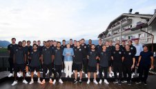 Измъчената Меркел към Бундестима: Бийте корейците лесно!