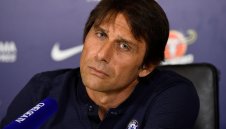 На Конте не му пука за слуховете