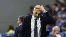 Спалети призна, че няма да преминава към четири в защита