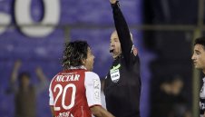 Ренде №1 в историята почна с червен картон и като треньор