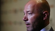 Легендата Шиърър към шефовете на Уотфорд: Върнете парите на феновете!