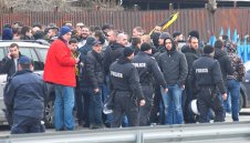 Бой между полицаи и бултраси заради откраднат шал + ВИДЕО И СНИМКИ