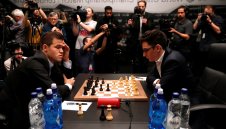 Здрава битка: Каруана не се даде на Карлсен и в третата партия