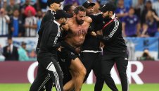 Фен нахлу на терена, след като Меси опъна мрежата за 2:0