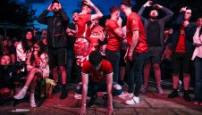 Фенове на Ливърпул тормозят Реал с фойерверки през нощта