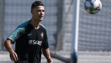 Роналдо с дарение за аматьорския футбол в Португалия