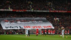 Феновете на Юнайтед отвърнаха на критиките на Моуриньо